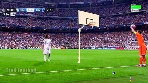 Posměchu se nevyhnul ani zkušený brankář Iker Casillas, jenž pobavil v samotném závěru utkání zpackaným vhazováním.
