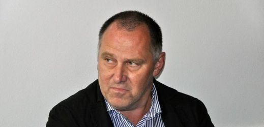 Bývalý ředitel Nemocnice Na Homolce Vladimír Dbalý podezřelého s dalšími třemi lidmi z údajného zmanipulování zakázky na digitalizaci chorobopisů.