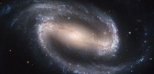 Galaxie NGC 1300 vzdálená 61 milionů světelných let tvoří nové hvězdy ostošest.