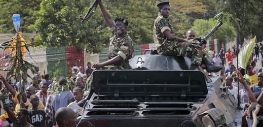Burundská armáda podporující demonstranty, kteří slaví pokus o převrat.
