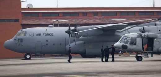 Letadlo americké armády na letišti v nepálském Káthmándú.