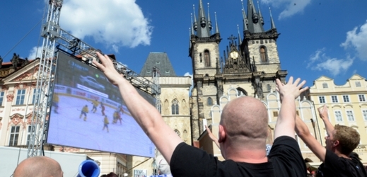 Fanoušci na Staroměstském náměstí v Praze.