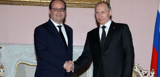 Francouzský prezident François Hollande (vlevo) a ruský prezident Vladimir Putin.