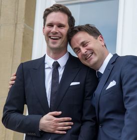 Homosexualní sňatek premiera Xaviera Bettela a Gauthiera Destenaye.