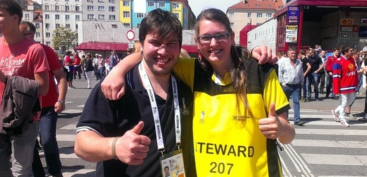 Dobrovolníci Tomáš Sadil a Zuzana Ščudlová (zleva).