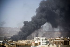 Kouř po saúdskoarabských náletech nad jemenským městem Saná.