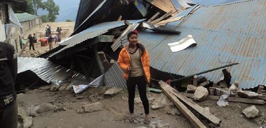 Nepál je zavalen troskami po ničivém zemětřesení