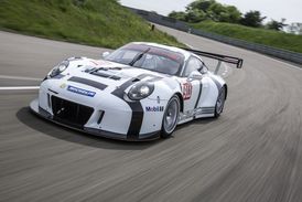 Lehká karoserie sériového modelu 911 GT3 RS se ukázala jako ideální základ pro závodní automobil.