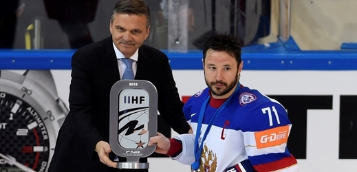 Předseda Mezinárodní hokejové federace René Fasel s ruským kapitánem Iljou Kovalčukem.