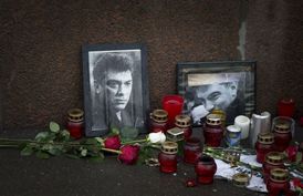 Na místě, kde byl zastřelen politik Boris Němcov, jsou fotografie, svíčky a květiny.