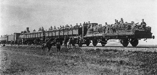 Primitivní obrněný vlak dopravující naše legionáře v Rusku (na snímku v Marianovce, 46 km od Omsku).