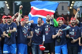 Hráči oslavují společně s Marianem Čišovským.