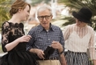 Herečky Emma Stoneová (vlevo), Parker Poseyová a legendární filmař Woody Allen.