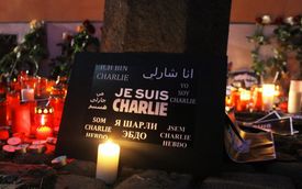Věta Je suis Charlie (Já jsem Charlie), se tehdy stala symbolem solidarity s oběťmi útoku.