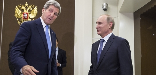 Americký ministr zahraničí John Kerry (vlevo) a ruský prezident Vladimir Putin.