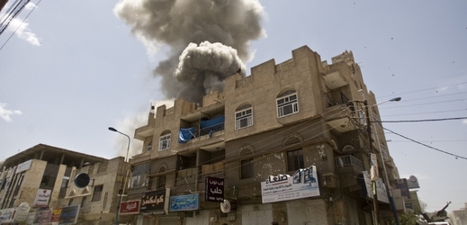 Nálety ničí jemenské město Saná.