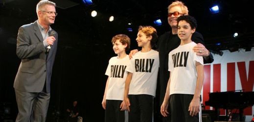 Režisér Stephen Daldry (vlevo), hudebník a zpěvák Elton John a tři dětští herci, představitelé hlavní role v muzikálu Billy Elliot (snímek z roku 2008).