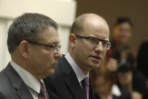 Ministr zahraničí Lubomír Zaorálek (vlevo) a premiér Bohuslav Sobotka.