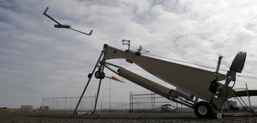 Americký bezpilotní letoun ScanEagle. Patří k těžším dronům.