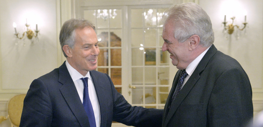 Prezident Miloš Zeman (vpravo) s bývalým britským premiérem Tonym Blairem, 2014.
