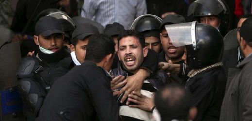 Muže v Káhiře zatýká policie (ilustrační foto).