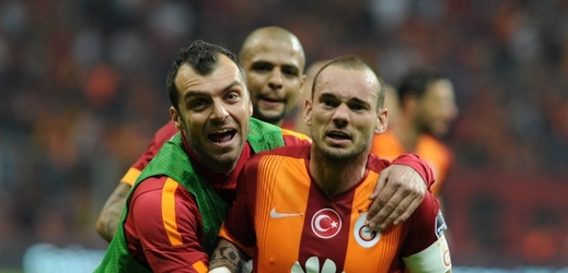 Wesley Sneijder se raduje z kontroverzního gólu. 
