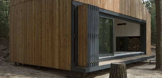 Hlavní cenu v soutěži Grand Prix architektů 2015 získala chata u jezera v Doksech postavená podle návrhu Pavla Nasadila a Jana Horkého ze studia FAM (na snímku z 9. srpna 2014).