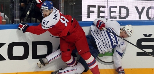 Hokejový obránce Jakub Nakládal v duelu s Francií.