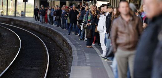 Cestující v Duisburgu čekají v době špičky čekají na náhradní vlak za linky, kterých se dotkla stávka.