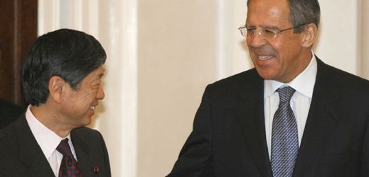 Japonský ministr zahraničí Madahiko Komura (vlevo) a jeho ruský protějšek Sergej Lavrov.