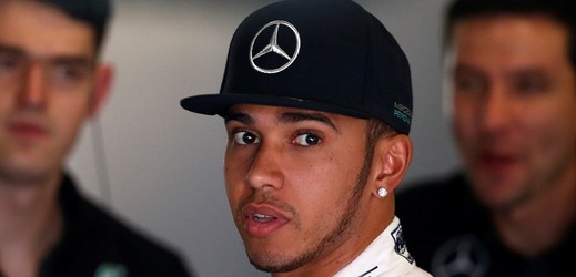 Britský pilot formule 1 Lewis Hamilton prodloužil o tři roky smlouvu v Mercedesu. 