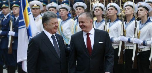 Prezidenti Petro Porošenko (vlevo) a Andrej Kiska při setkání v Kyjevě.