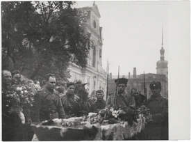 Pohřbívání Rudoarmějců, kteří padli v boji o Brno, květen 1945.
