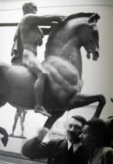 Sám Führer u sochy koně.