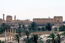 Památkám ve městě Palmýra, do něhož bojovníci IS už pronikli, hrozí ničení, proto byly odvezeny stovky historicky cenných soch.
