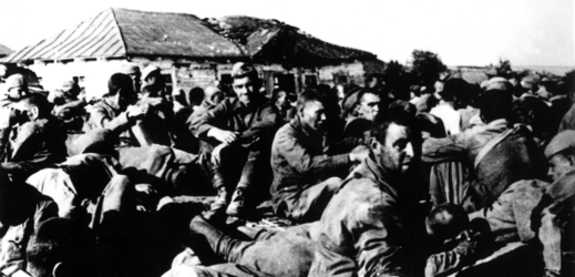 Zajatí sovětští vojáci před transportem do zajateckých táborů.