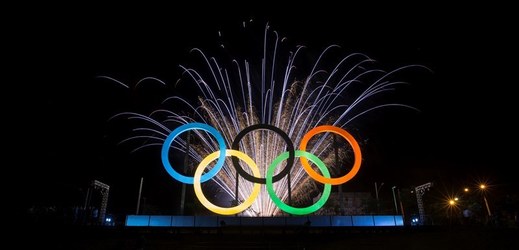 Rio de Janeiro zdobí od středečního večera olympijské kruhy.