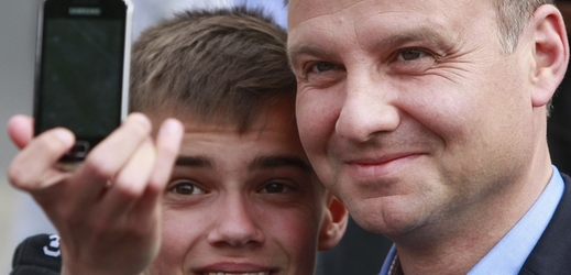 Andrzej Duda se fotí s příznivcem.