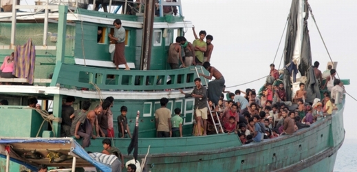 Uprchlíci na přeplněné lodi.