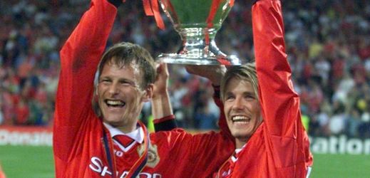 Teddy Sheringham při slavném vítězství v roce 1999 vyfocen společně s Davidem Beckhamem. 
