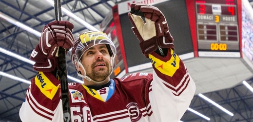 Hokejový útočník Tomáš Rolinek se vrátil do Pardubic, s kterými podepsal víceletou smlouvu. 