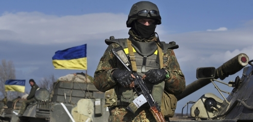 Na Ukrajině se podle Amnesty International vojáci dopouštějí válečných zločinů (ilustrační foto).