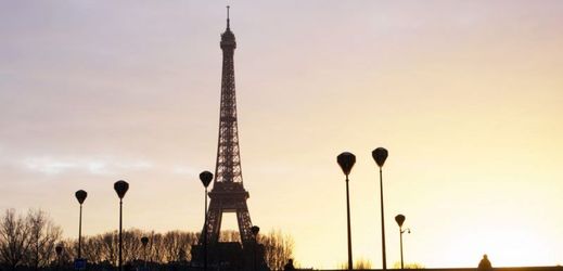 Eiffelova věž bojuje proti kapsářům.