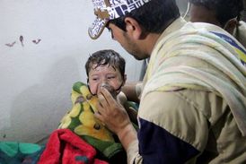 Ošetřování dítěte po útoku islámských radikálů v provincii Idlibl