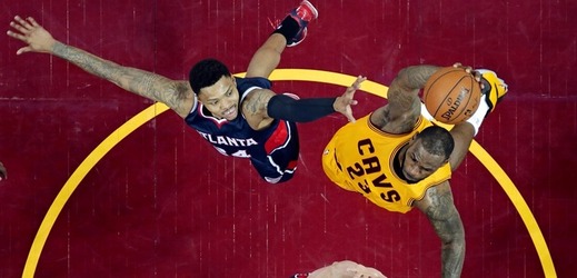 Basketbalisté Clevelandu v nedělním dramatickém utkání play off NBA porazili Atlantu 114:111 po prodloužení a ve finále Východní konference vedou už 3:0 na zápasy.