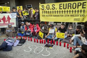 Běženci v Řecku žádají Evropu o pomoc.