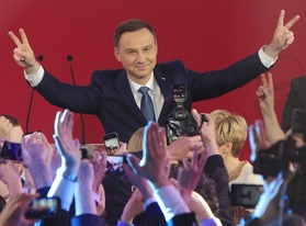 Andrzej Duda podle předběžného sčítání výsledků získá post prezidenta.