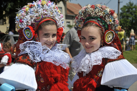 Tradiční slavnostní kroj, který nosí dívky na jízdu králů.