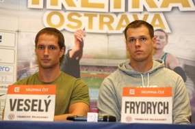 Čeští oštěpaři Vítězslav Veselý a Petr Frydrych vystoupili 25. května v Ostravě na tiskové konferenci atletického mítinku Zlatá tretra.