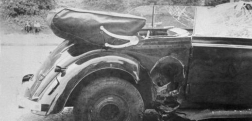 Heydrichův automobil po atentátu.